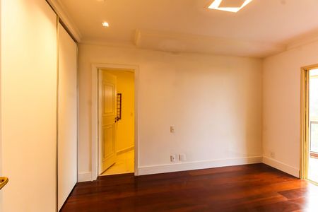 Apartamento à venda com 254m², 3 quartos e 5 vagas Apartamento à venda com 254m², 3 quartos e 5 vagasQuarto 1 - Suíte