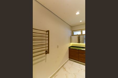Apartamento à venda com 254m², 3 quartos e 5 vagas Apartamento à venda com 254m², 3 quartos e 5 vagasBanheiro da Suíte 1