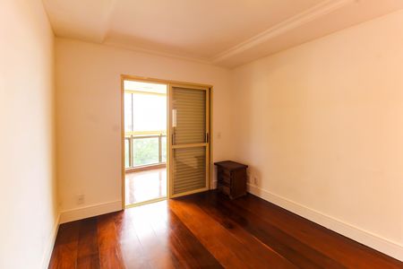 Apartamento à venda com 254m², 3 quartos e 5 vagas Apartamento à venda com 254m², 3 quartos e 5 vagasQuarto 1 - Suíte