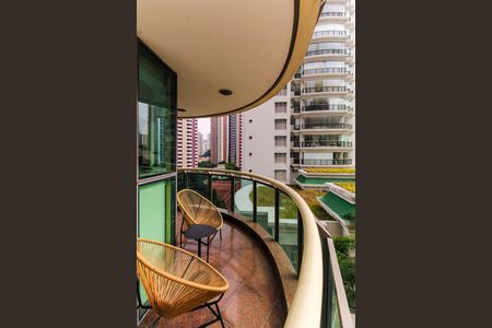 Apartamento à venda com 254m², 3 quartos e 5 vagas Apartamento à venda com 254m², 3 quartos e 5 vagasVaranda