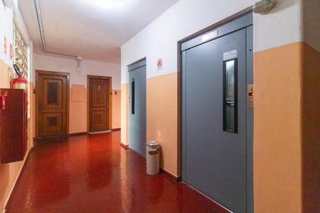 Apartamento à venda com 88m², 2 quartos e sem vaga Apartamento à venda com 88m², 2 quartos e sem vagaElevadores