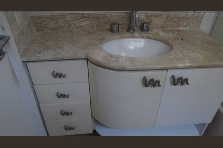 Apartamento para alugar com 185m², 3 quartos e 4 vagas Apartamento para alugar com 185m², 3 quartos e 4 vagasBanheiro Suíte 2