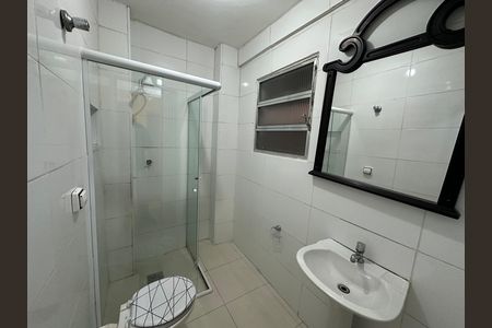 Banheiro de apartamento para alugar com 1 quarto, 40m² em Parque Prainha, São Vicente