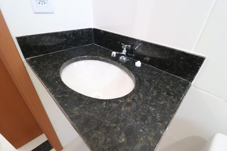 Banheiro do Quarto 2 de apartamento para alugar com 2 quartos, 55m² em Novo Mundo, Uberlândia