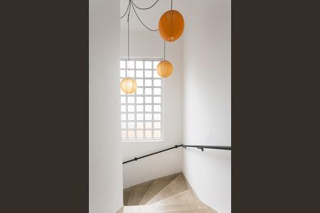 Casa à venda com 180m², 4 quartos e 2 vagas Casa à venda com 180m², 4 quartos e 2 vagasEscada