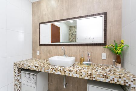 Casa à venda com 180m², 4 quartos e 2 vagas Casa à venda com 180m², 4 quartos e 2 vagasBanheiro 2