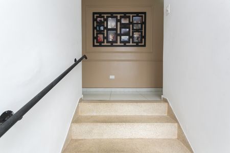 Casa à venda com 180m², 4 quartos e 2 vagas Casa à venda com 180m², 4 quartos e 2 vagasEscada