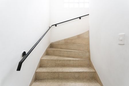 Casa à venda com 180m², 4 quartos e 2 vagas Casa à venda com 180m², 4 quartos e 2 vagasEscada