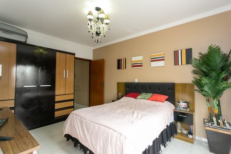 Casa à venda com 180m², 4 quartos e 2 vagas Casa à venda com 180m², 4 quartos e 2 vagasSuíte