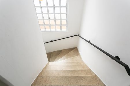 Casa à venda com 180m², 4 quartos e 2 vagas Casa à venda com 180m², 4 quartos e 2 vagasEscada