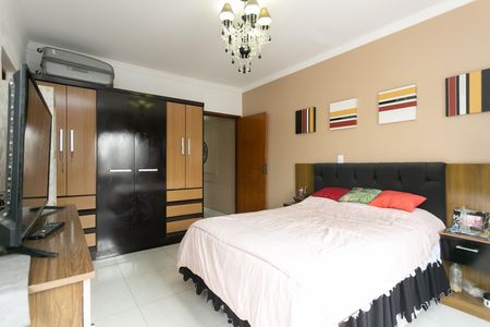 Casa à venda com 180m², 4 quartos e 2 vagas Casa à venda com 180m², 4 quartos e 2 vagasSuíte