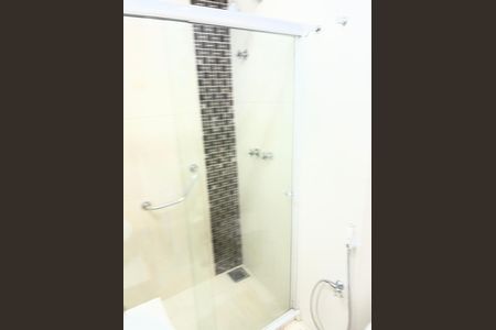 Apartamento para alugar com 70m², 2 quartos e sem vaga Apartamento para alugar com 70m², 2 quartos e sem vagaBanheiro com chuveiro e pia, com azulejos e piso de cerâmica.