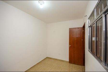 Quarto de casa para alugar com 3 quartos, 80m² em Vila Serralheiro, São Paulo