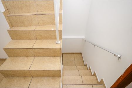Casa para alugar com 80m², 3 quartos e 1 vaga Casa para alugar com 80m², 3 quartos e 1 vagaEscada
