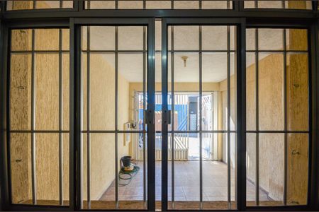 Sala - Janela de casa para alugar com 3 quartos, 80m² em Vila Serralheiro, São Paulo