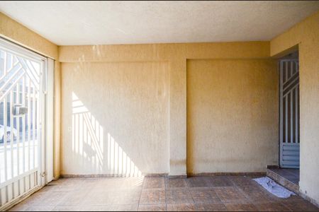 Garagem de casa para alugar com 3 quartos, 80m² em Vila Serralheiro, São Paulo