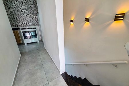 Casa de condomínio para alugar com 74m², 2 quartos e 1 vaga Casa de condomínio para alugar com 74m², 2 quartos e 1 vagaEscada