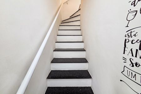 Casa de condomínio para alugar com 74m², 2 quartos e 1 vaga Casa de condomínio para alugar com 74m², 2 quartos e 1 vagaEscada