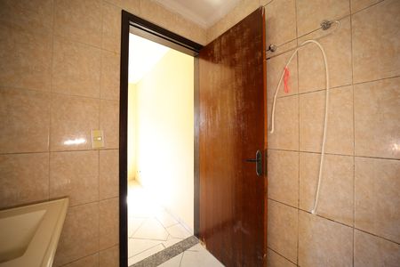 Banheiro do Quarto 2 de casa para alugar com 3 quartos, 100m² em Vila Nhocuné, São Paulo