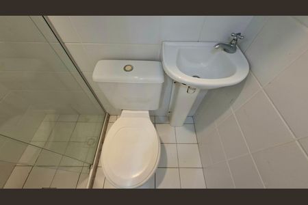 Banheiro de serviço de apartamento para alugar com 2 quartos, 80m² em Canela, Salvador
