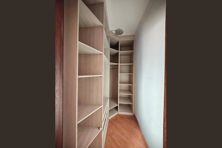 Casa à venda com 244m², 6 quartos e 6 vagas Casa à venda com 244m², 6 quartos e 6 vagasCasa 2 - Closet