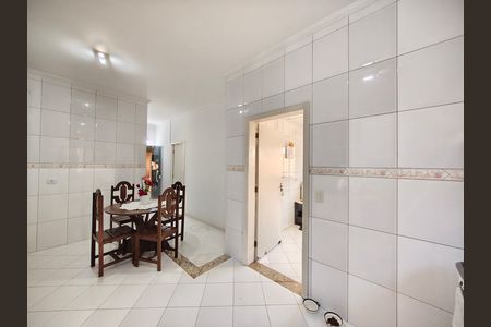 Casa à venda com 244m², 6 quartos e 6 vagas Casa à venda com 244m², 6 quartos e 6 vagasCozinha