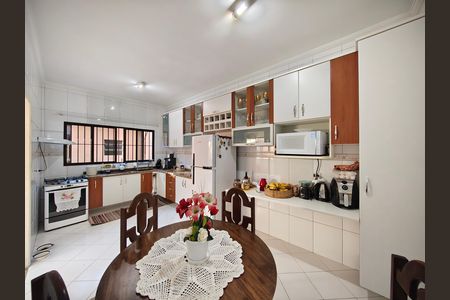 Casa à venda com 244m², 6 quartos e 6 vagas Casa à venda com 244m², 6 quartos e 6 vagasCozinha