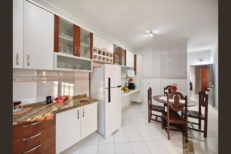 Casa à venda com 244m², 6 quartos e 6 vagas Casa à venda com 244m², 6 quartos e 6 vagasCozinha