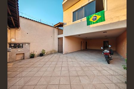 Casa à venda com 244m², 6 quartos e 6 vagas Casa à venda com 244m², 6 quartos e 6 vagasGaragem