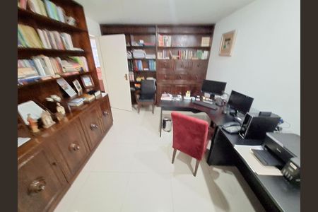 Apartamento à venda com 300m², 4 quartos e 2 vagas Apartamento à venda com 300m², 4 quartos e 2 vagasEscritório