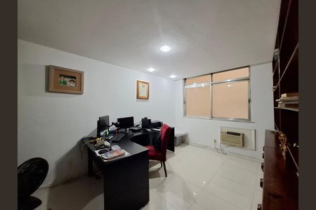 Apartamento à venda com 300m², 4 quartos e 2 vagas Apartamento à venda com 300m², 4 quartos e 2 vagasEscritório