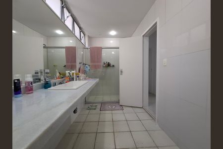 Apartamento à venda com 300m², 4 quartos e 2 vagas Apartamento à venda com 300m², 4 quartos e 2 vagasBanheiro da suíte