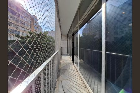 Apartamento à venda com 300m², 4 quartos e 2 vagas Apartamento à venda com 300m², 4 quartos e 2 vagasVaranda
