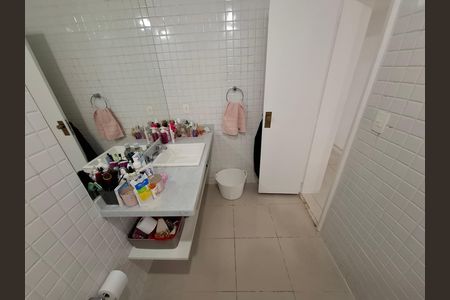 Apartamento à venda com 300m², 4 quartos e 2 vagas Apartamento à venda com 300m², 4 quartos e 2 vagasBanheiro 2
