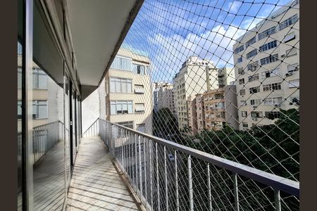 Apartamento à venda com 300m², 4 quartos e 2 vagas Apartamento à venda com 300m², 4 quartos e 2 vagasVaranda