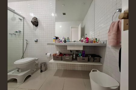 Apartamento à venda com 300m², 4 quartos e 2 vagas Apartamento à venda com 300m², 4 quartos e 2 vagasBanheiro 2