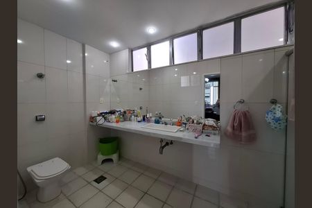Apartamento à venda com 300m², 4 quartos e 2 vagas Apartamento à venda com 300m², 4 quartos e 2 vagasBanheiro da suíte