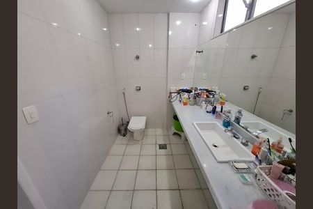 Apartamento à venda com 300m², 4 quartos e 2 vagas Apartamento à venda com 300m², 4 quartos e 2 vagasBanheiro da suíte
