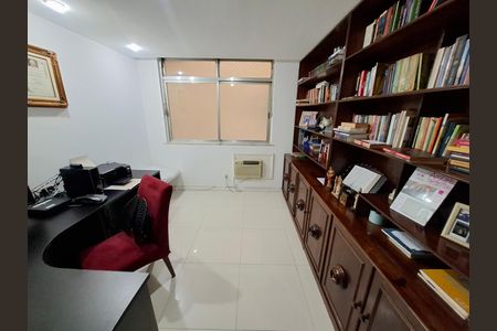 Apartamento à venda com 300m², 4 quartos e 2 vagas Apartamento à venda com 300m², 4 quartos e 2 vagasEscritório