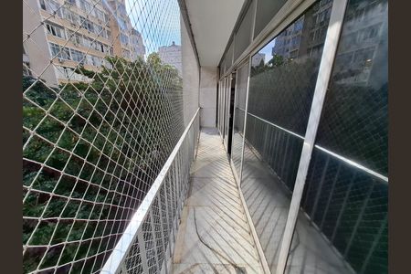 Apartamento à venda com 300m², 4 quartos e 2 vagas Apartamento à venda com 300m², 4 quartos e 2 vagasVaranda