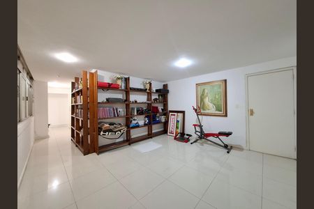 Apartamento à venda com 300m², 4 quartos e 2 vagas Apartamento à venda com 300m², 4 quartos e 2 vagasSala de estar
