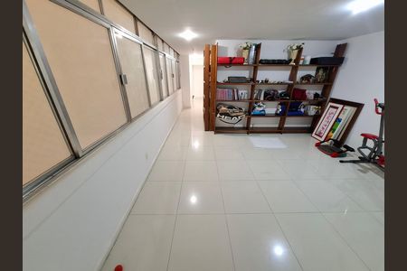 Apartamento à venda com 300m², 4 quartos e 2 vagas Apartamento à venda com 300m², 4 quartos e 2 vagasSala de estar
