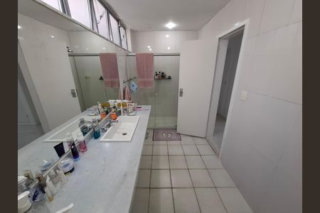 Apartamento à venda com 300m², 4 quartos e 2 vagas Apartamento à venda com 300m², 4 quartos e 2 vagasBanheiro da suíte