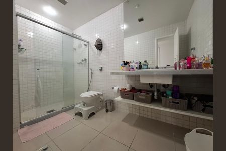 Apartamento à venda com 300m², 4 quartos e 2 vagas Apartamento à venda com 300m², 4 quartos e 2 vagasBanheiro 2