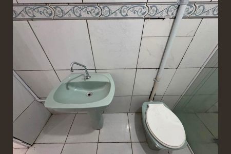 Banheiro de kitnet/studio para alugar com 1 quarto, 50m² em Harmonia, Canoas