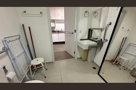 Banheiro social de kitnet/studio para alugar com 1 quarto, 30m² em Campo Belo, São Paulo