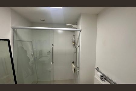 Banheiro social de kitnet/studio para alugar com 1 quarto, 30m² em Campo Belo, São Paulo