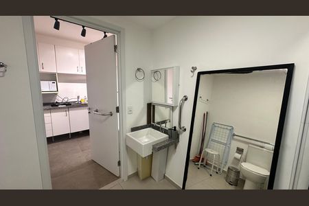 Banheiro social de kitnet/studio para alugar com 1 quarto, 30m² em Campo Belo, São Paulo