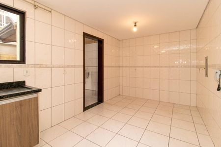 Casa de condomínio para alugar com 178m², 4 quartos e 2 vagas Casa de condomínio para alugar com 178m², 4 quartos e 2 vagasCozinha - Armários