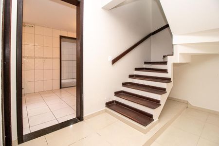 Casa de condomínio para alugar com 178m², 4 quartos e 2 vagas Casa de condomínio para alugar com 178m², 4 quartos e 2 vagasEscada